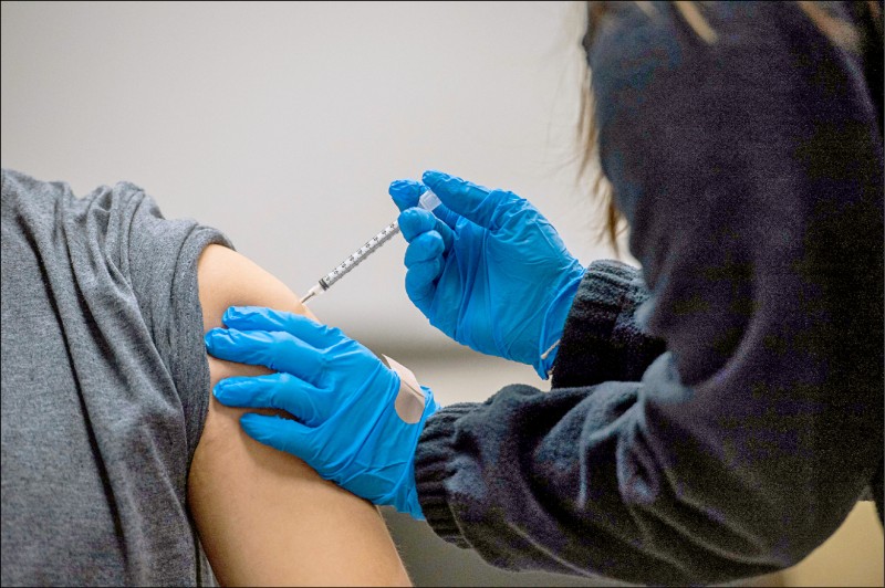 美国成年人口中已有超过半数接种完整的武汉肺炎疫苗。图为麻州一名男子二月间接种辉瑞／BNT疫苗。（法新社档案照）(photo:LTN)