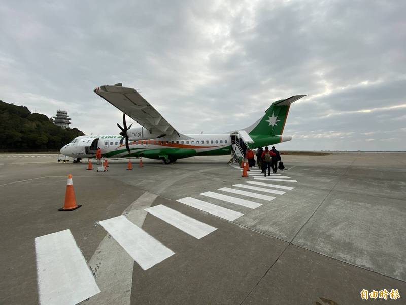 受到疫情升溫影響，立榮航空今天起取消台北松山機場飛北竿航次到6月14日，每天僅剩台北飛南竿兩班次的班機。（記者俞肇福攝）