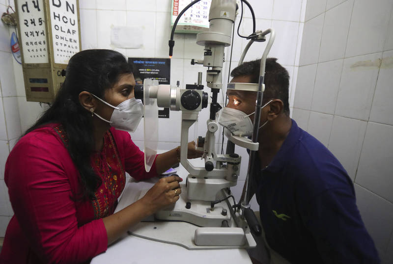 印度全国「毛霉菌症」患者达1万1717例。图为医院正在检查毛霉菌症。（美联社）(photo:LTN)