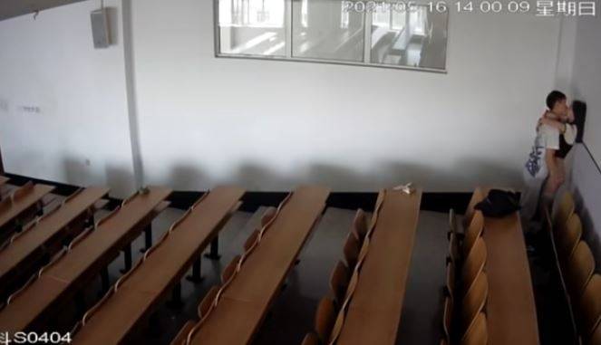 中国黑龙江科技大学近日传出有男女学生在教室里面火热进行「人与人的连结」，中国网友还把影片上传到YouTube平台。（图取自YouTube）(photo:LTN)