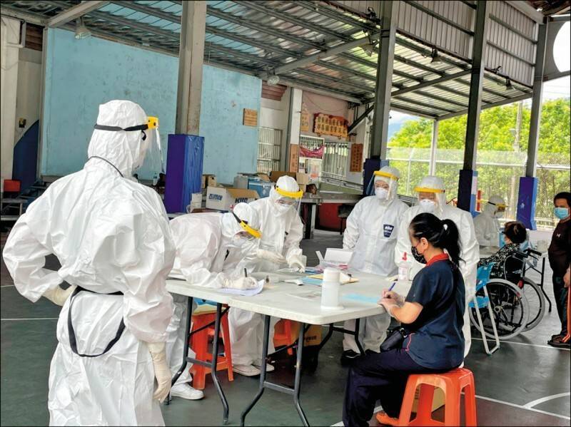 宜蘭縣政府派員進駐南澳鄉碧候村，共篩檢1096位民眾，6人快篩陽性，但經過PCR檢測確定為陰性。 （資料照，羅東聖母醫院提供）