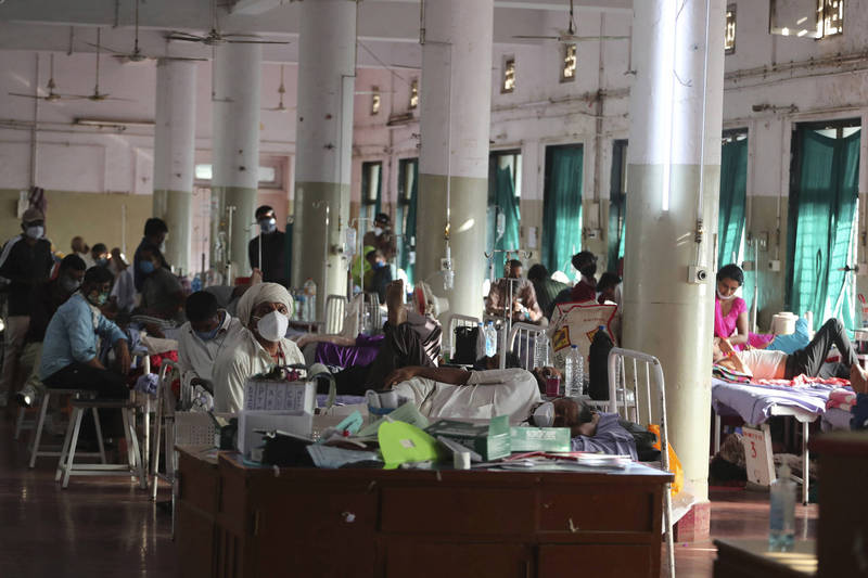 印度第二波疫情引起毛黴菌症，導致醫院內病患爆滿。（美聯社）