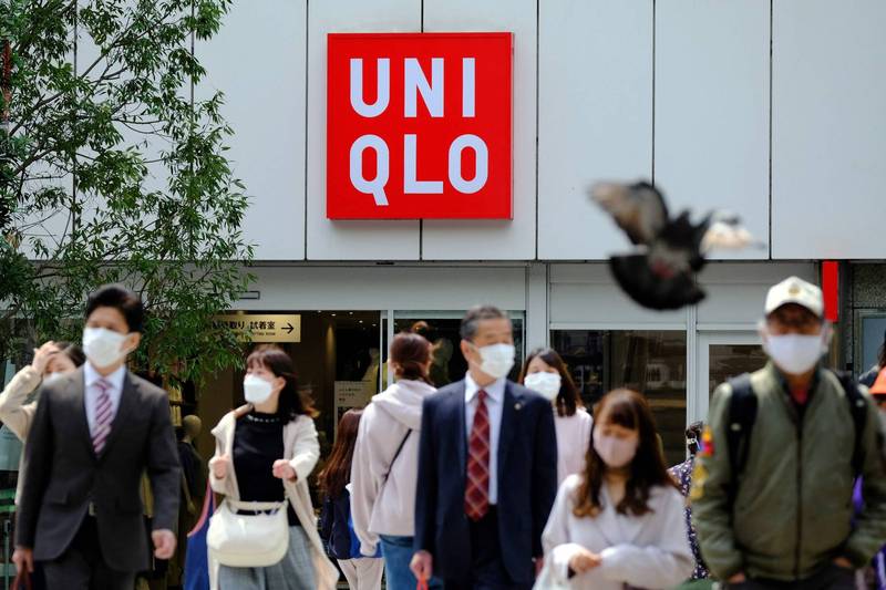 日本品牌UNIQLO傳出部分女性內著商品恐混入細小纖維狀異物。圖為東京UNIQLO店面。（法新社資料照）