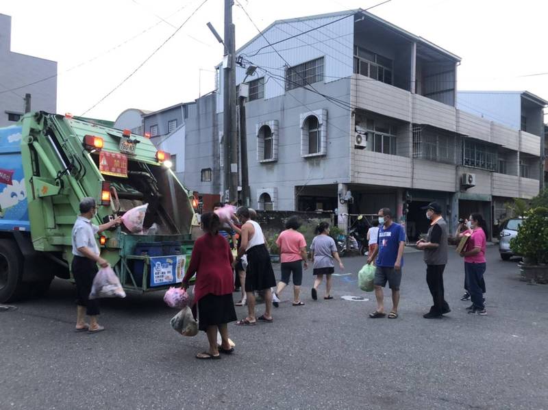 台南市宣導並稽查民眾倒垃圾務必全程戴口罩，自24日至28日共計有239件移送衛生局裁處。（環保局提供）