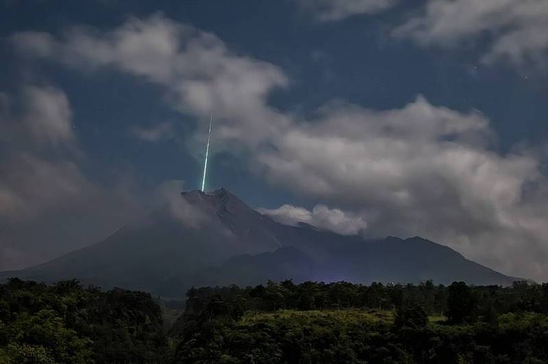 近來，無數網友拍到一顆流星墜入印尼默拉皮火山的畫面。（圖擷取自推特@merapi_uncover）
