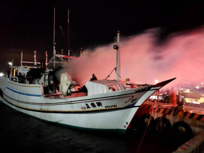 湖西鄉沙港村漁港，惡夜突然傳出漁船火警。（圖由澎湖縣政府消防局提供）