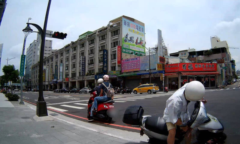 阿伯因身體不適當街摔車。（記者許國楨翻攝）