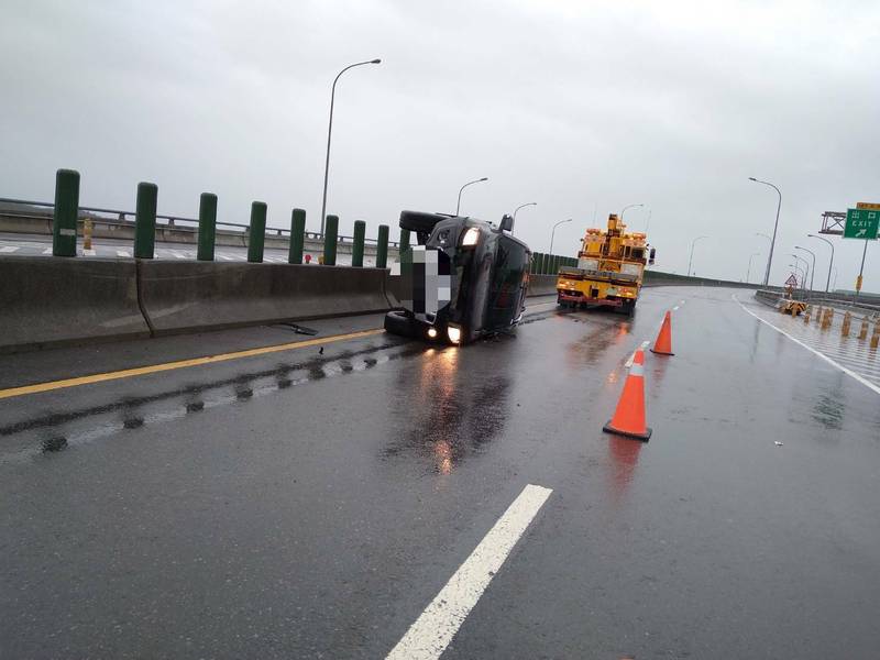 雨太大，休旅車視線不清西濱翻車。（記者蔡政珉翻攝）