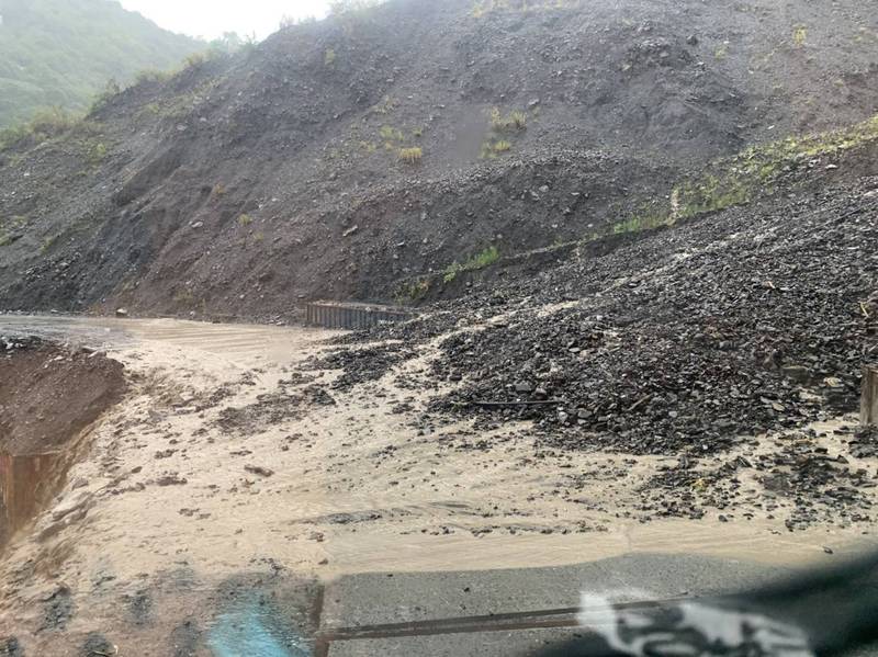 仁愛鄉鄉道投89線力行產業道路14K因大雨導致邊坡土石隨雨水沖刷而下，土石、泥流佔據路面，同樣無法通行。（翠華村長高政光提供）