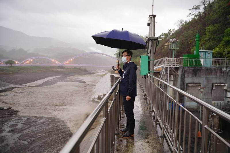 高雄市長陳其邁直呼：「下雨真好！落在我們的高屏溪上！」（取自陳其邁臉書）