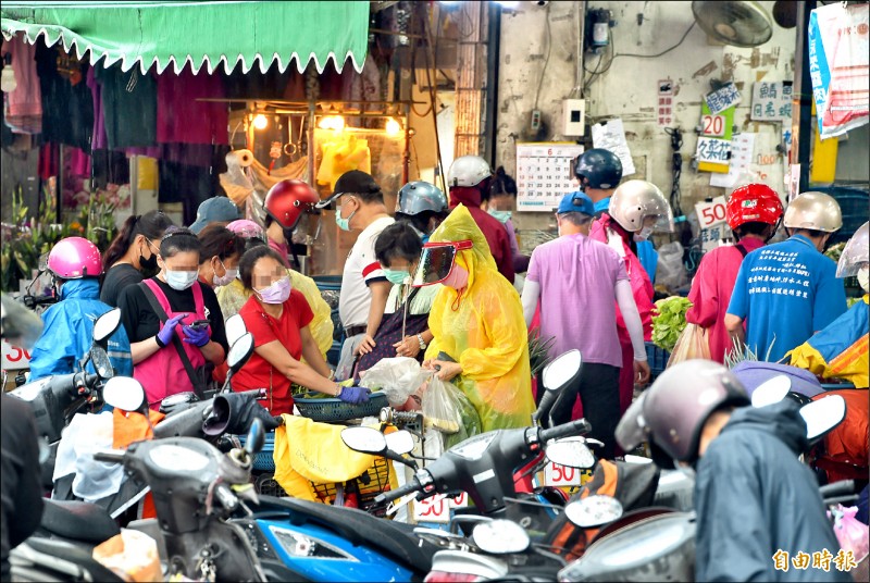 新北三重區傳統市場正常營業，民眾戴著口罩採買食材。陳時中警告，近期許多新增確診案在傳統、黃昏市場有接觸史或足跡，這些場所是高風險區。（記者劉信德攝）