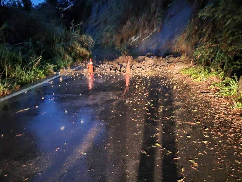 苗縣大雨，泰安鄉、大湖鄉山區落石，民眾注意。（胡娘妹提供）