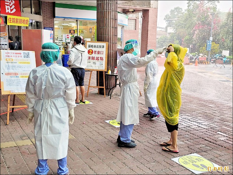 南投縣衛生局在埔基、埔榮2家醫院設快篩站，不少民眾冒雨前來進行快篩。（記者佟振國攝）