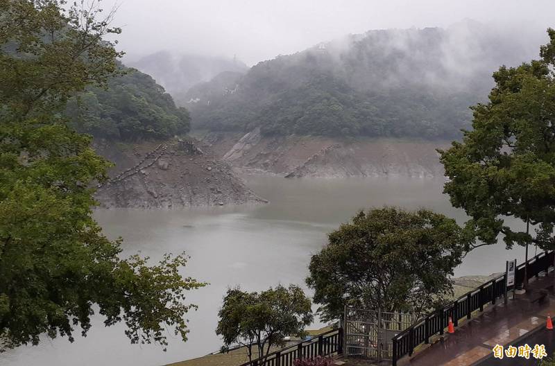 今日西半部及東北部降雨機率高，有機會發生局部大雨或豪雨。圖為石門水庫集水區。（資料照）