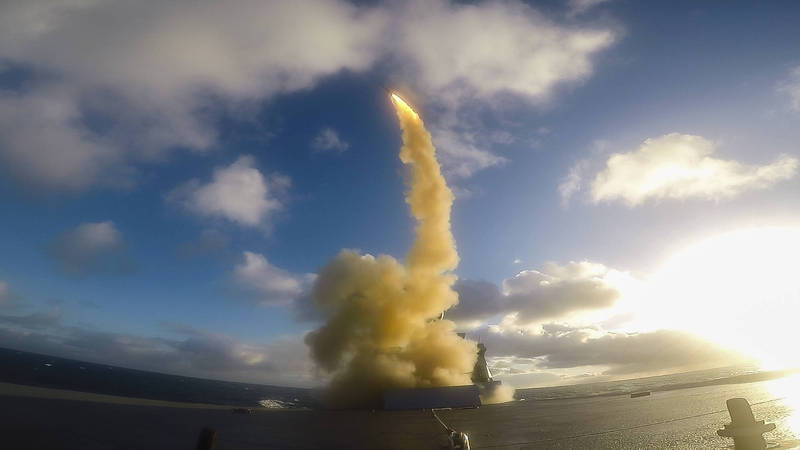 法國海軍「福賓號」防空護衛艦，發射阿斯特30防空飛彈，成功將一台「模擬超音速反艦飛彈的靶機」給擊落。
（圖翻攝自美國海軍官網）