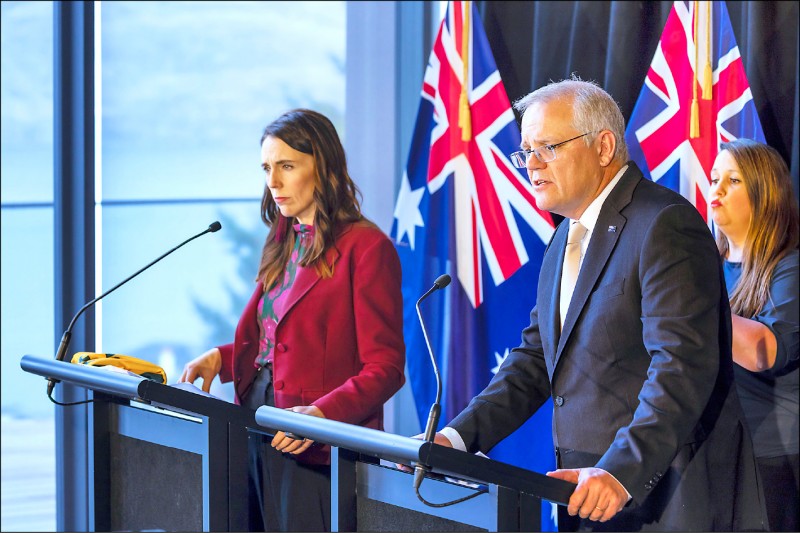 紐西蘭總理阿爾登（左）5月31日和澳洲總理莫里森在紐國舉行年度澳紐高峰會。在會後的聯合記者會上，兩人強調雙方在對中國貿易與香港、新疆等人權議題上的立場一致。（歐新社）