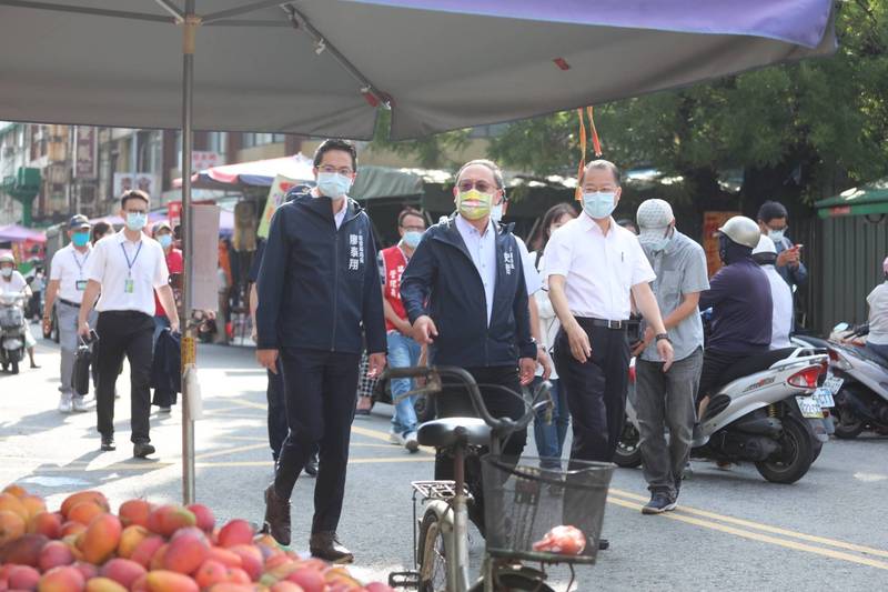 高市副市長史哲一早偕同警察局長、經發局長，會勘市場防疫措施。（記者王榮祥翻攝）