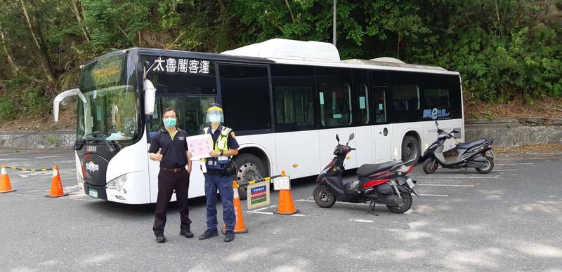 高山防疫不停歇，花蓮警方加強太魯閣天祥防疫宣導。（花蓮警方提供）