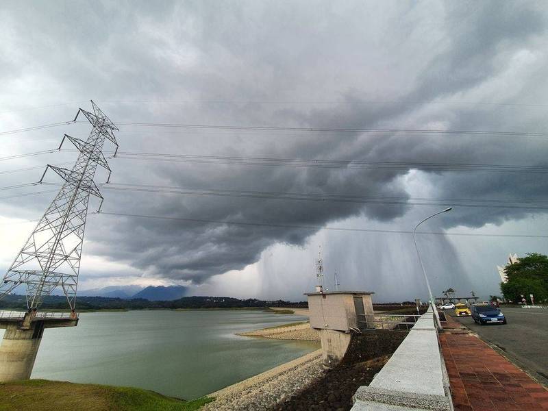 攝影人李秋雲5月31日下午在仁義潭水庫拍到的「雨瀑」美景。（李秋雲提供）