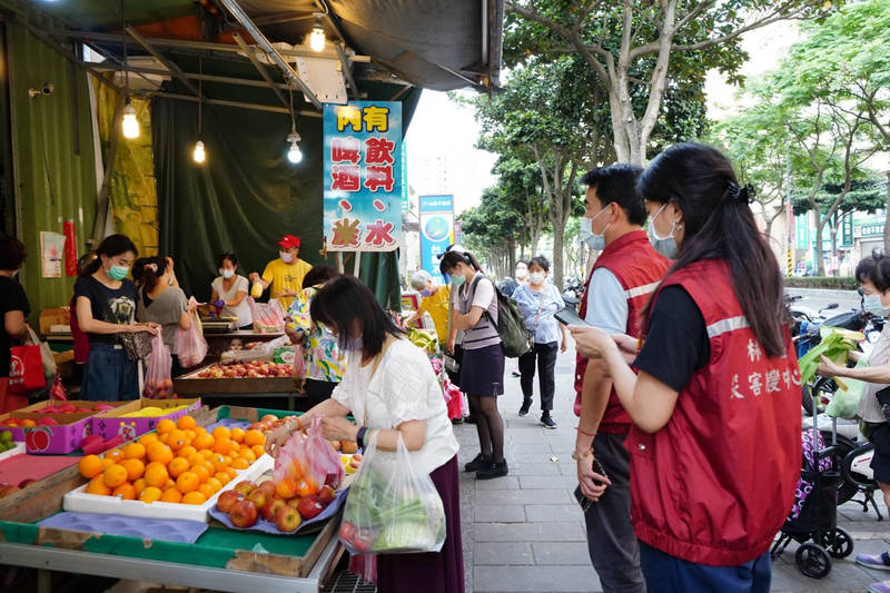 林口區長藍品畯（右2）視察市場人潮分流。（林口區公所提供）