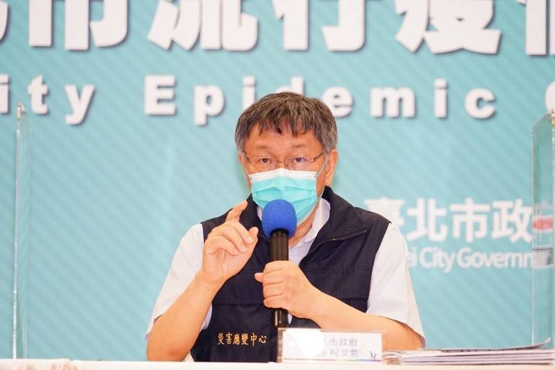 台北市長柯文哲表示，老人確診死亡率高，未來調整將長照機構工作人員優先施打疫苗，避免傳染給高風險的住民。（北市府提供）