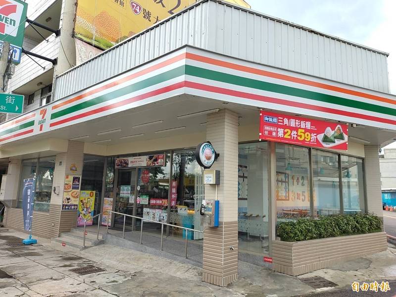 台中市北屯區太原路三段7-11超商景和門市，因店員確診而停業。（記者張瑞楨攝）