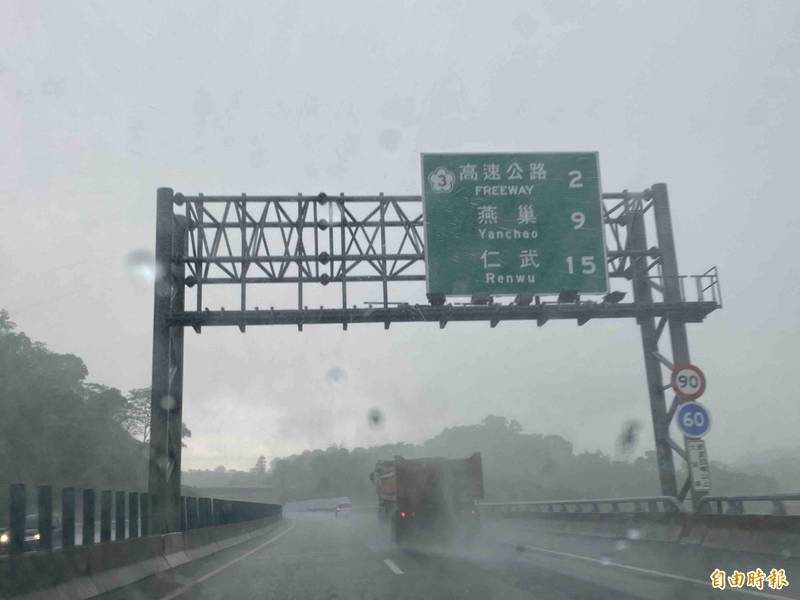 旗山區下雷雨，行駛國道十號（圖）幾乎看不到路面。（記者黃旭磊攝）
