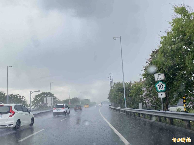 高雄近郊受梅雨鋒面影響，圖為國道10號路況雨勢。（記者黃旭磊攝）