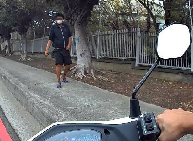 員警巡邏途中,意外發現男子是已在外流浪3月多的失蹤人口。(記者許國楨翻攝) 員警巡邏途中,意外發現男子是已在外流浪3月多的失蹤人口。(記者許國楨翻攝)