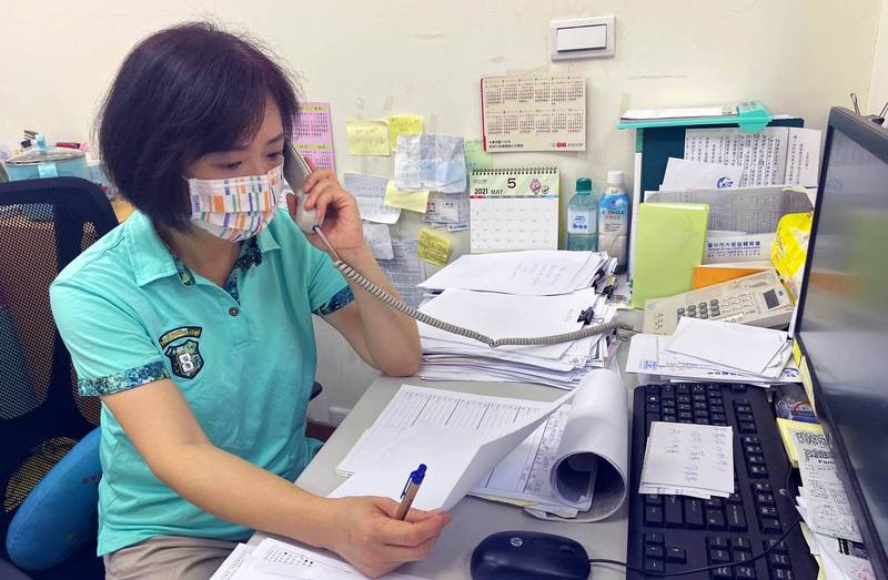 台中立委何欣純，近日除了到服務處接電話服務選民，就是在家陪家人，今早陪女兒視訊上課卻鬧出笑話。（記者陳建志擷取自何欣純臉書）