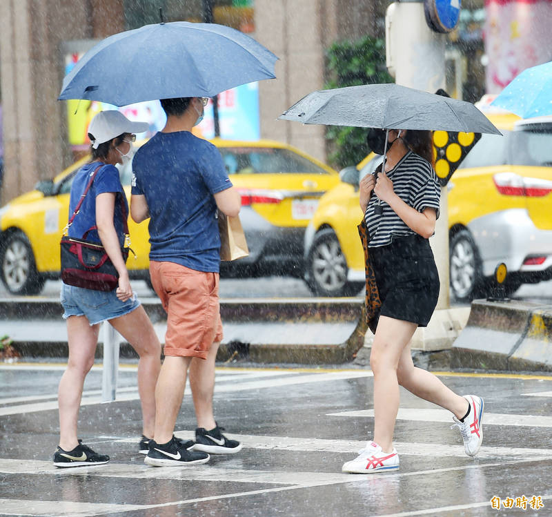 今日梅雨鋒面減弱並北移遠離台灣，有局部短暫雷陣雨，但範圍較昨日縮小，午後局部地區仍有較大雨勢。（資料照）
