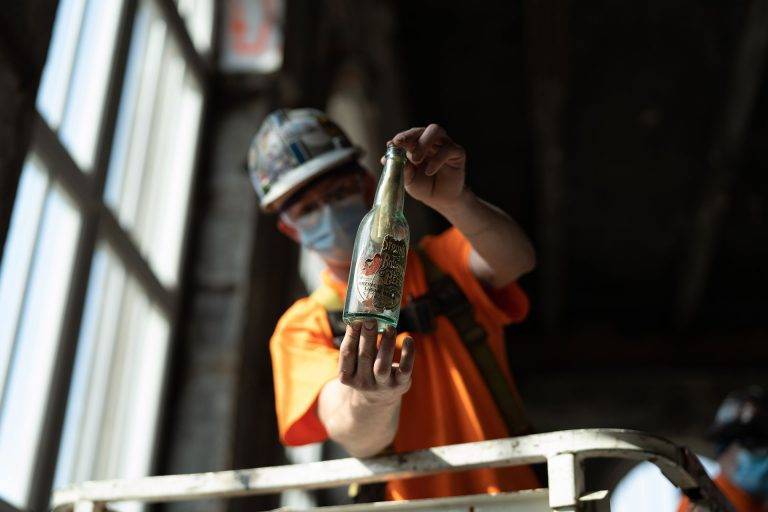 工人施工时发现了1个玻璃瓶，里面放有瓶中信。（图取自密西根中心官网）(photo:LTN)
