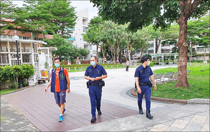 學校學輔人員與警察共同巡視學生易聚集熱點。（新北市政府教育局提供）