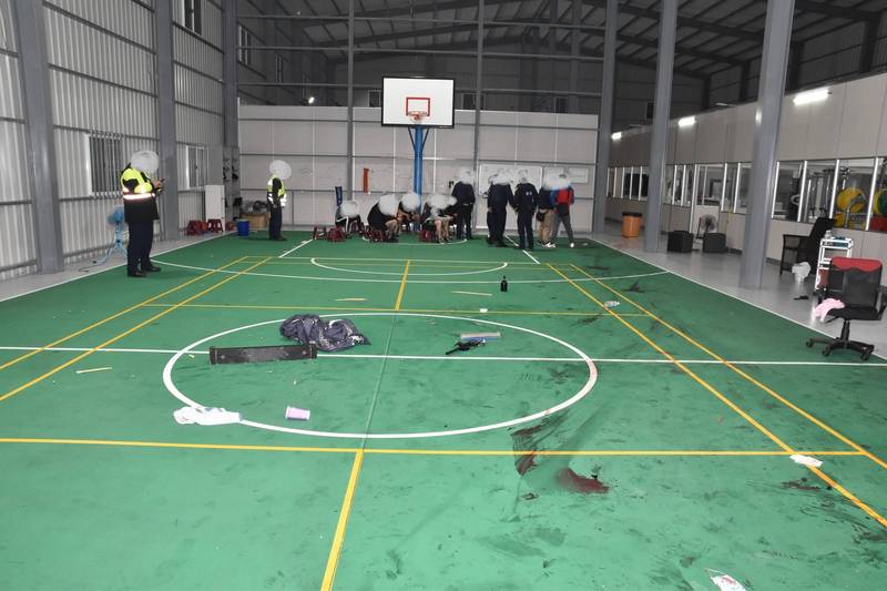 警方叫門半個小時,才得以進入打手訓練基地,現場還有血跡等鬥毆痕跡。(記者張瑞楨翻攝) 警方叫門半個小時,才得以進入打手訓練基地,現場還有血跡等鬥毆痕跡。(記者張瑞楨翻攝)