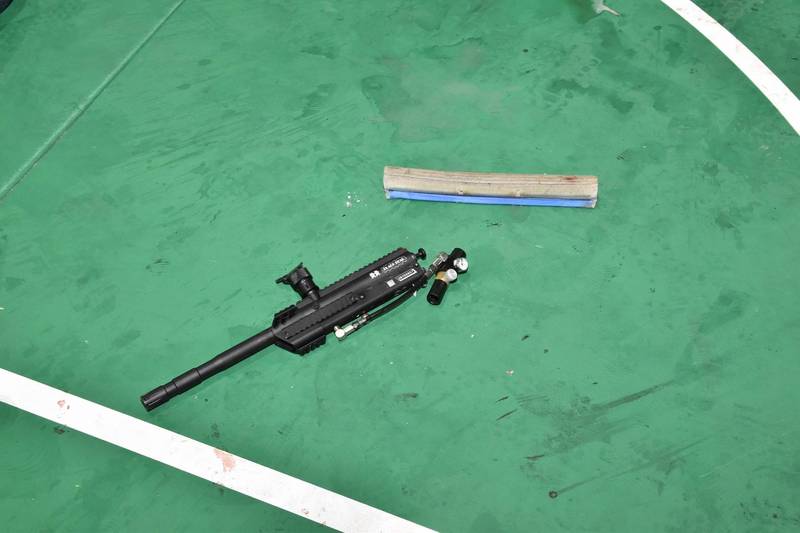 北部派施競堯等人持空氣槍控制現場,還仍不敵具人數優勢的在地派。(記者張瑞楨翻攝) 北部派施競堯等人持空氣槍控制現場,還仍不敵具人數優勢的在地派。(記者張瑞楨翻攝)