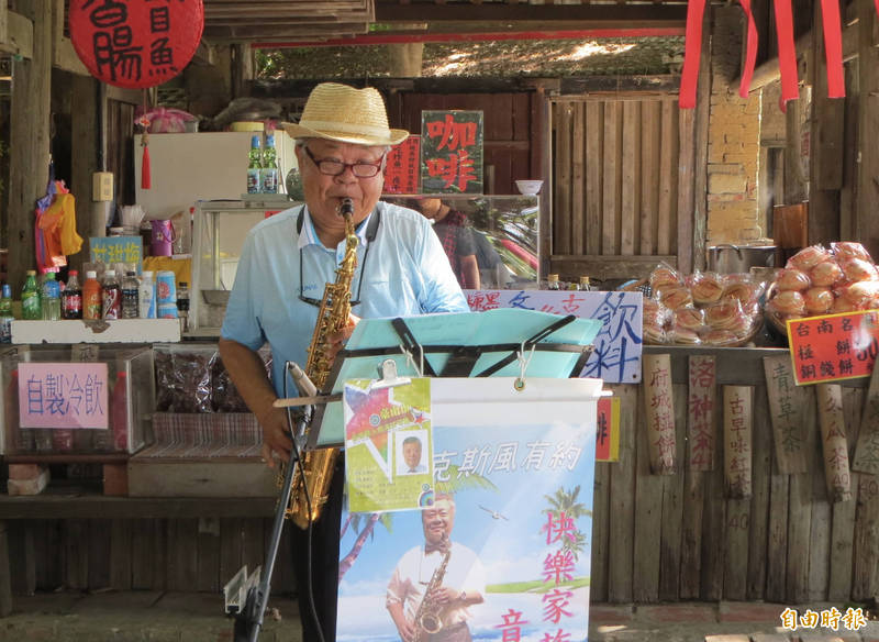 洪仕賢以薩克斯風每日一曲古早味台灣歌,完成400首讓民眾療癒。(記者楊金城攝) 洪仕賢以薩克斯風每日一曲古早味台灣歌,完成400首讓民眾療癒。(記者楊金城攝)
