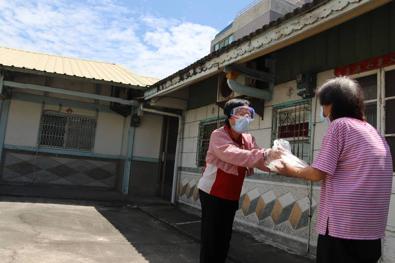 疫情嚴峻，但許多行動不便、獨居長輩，中華聖母基金會仍持續居家服務、送物資關懷。（中華聖母基金會提供）