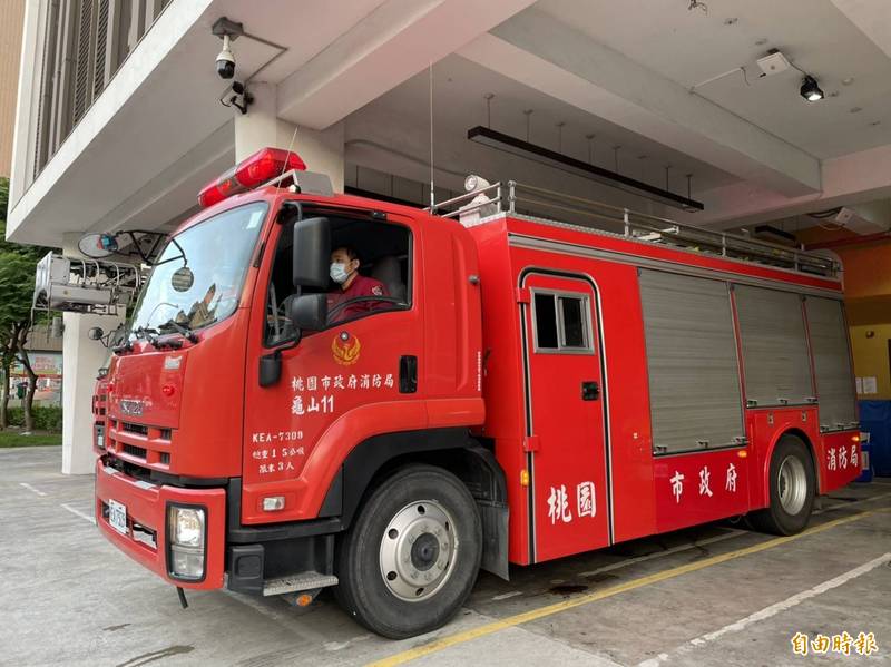 若水情由橙燈轉為紅燈，水箱車將肩負起載水作用。（記者謝武雄攝）