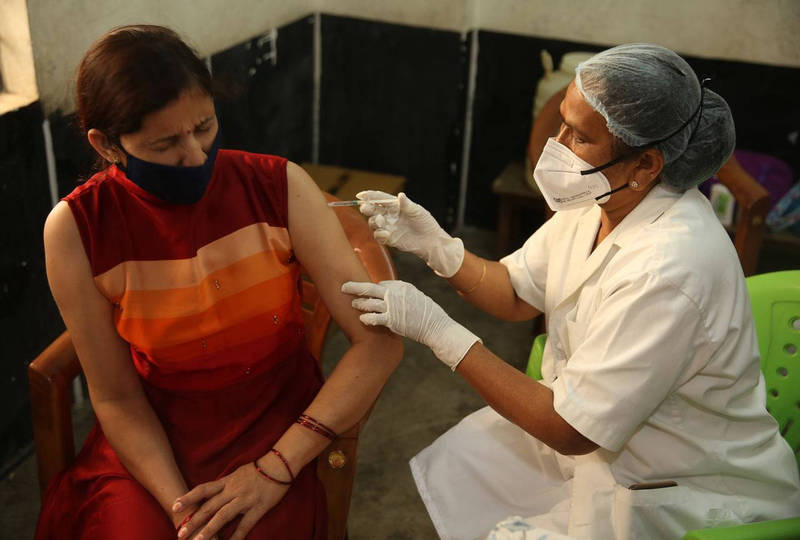 一名印度妇女5月24日在班加罗尔接种疫苗。（欧新社）(photo:LTN)