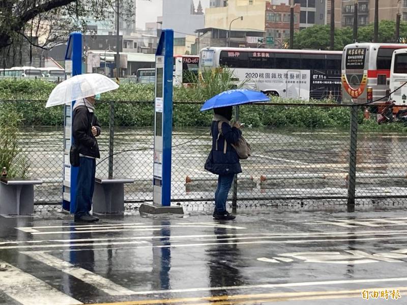 網路流傳消息宣稱近日接連雨天將造成氣溶膠量增高，導致病毒更容易在空氣中傳播。對此，台灣事實查核中心判定錯誤訊息。雨天示意圖。（資料照）