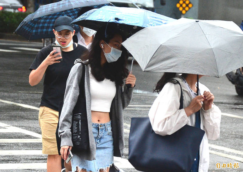 受到彩雲颱風外圍環流以及北台灣的梅雨鋒面影響，午後降雨機會增加。（資料照）