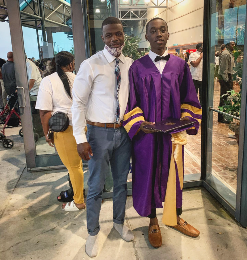 In Louisiana, USA, a student was refused entry to the ceremony venue because he wore the wrong shoes on the graduation ceremony. Fortunately, he met an enthusiastic teaching assistant who lent his leather shoes to the students and asked him to attend the ceremony on time. The students and parents are very grateful.  (The picture is taken from John Butler Facebook)