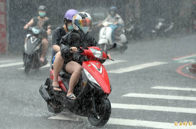 近日午後對流旺盛，常出現瞬間強降雨讓民眾猝不及防。（資料照）