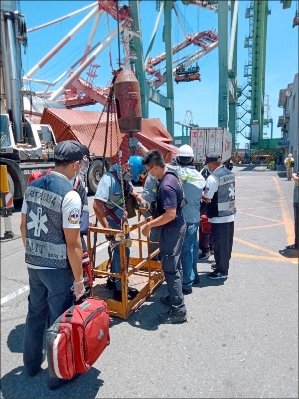 貨櫃輪撞翻高雄港碼頭起重機，2受困工人後來獲救。
（記者洪臣宏翻攝）