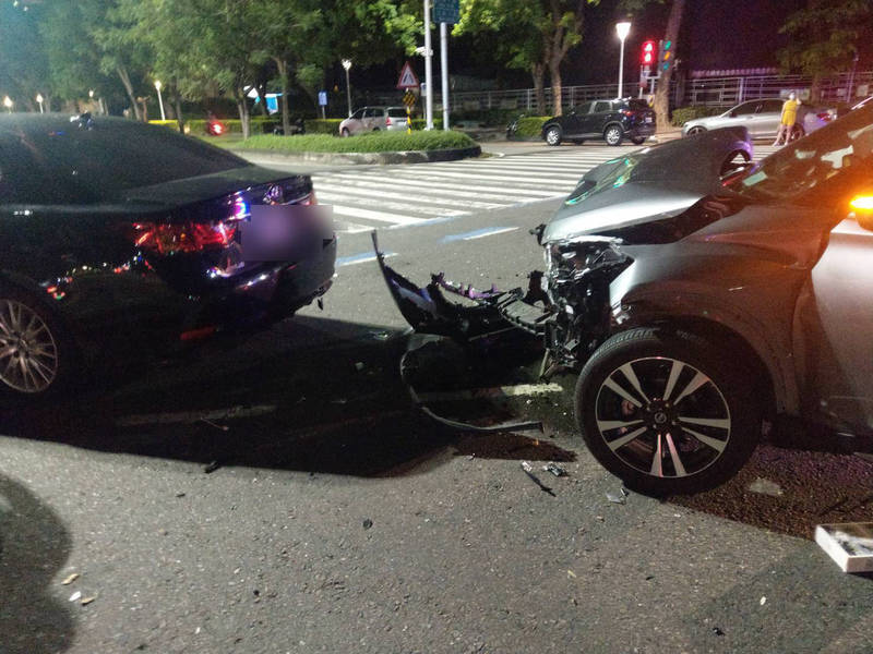 高市清晨2車追撞，1人受傷送醫，2名駕駛排除酒駕，肇因待調查。（民眾提供）