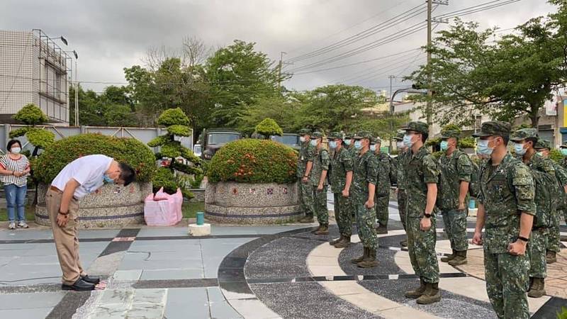 嘉義縣大林鎮長簡志偉深鞠躬感謝化學兵艱辛完成全鎮消毒任務。（簡志偉提供）