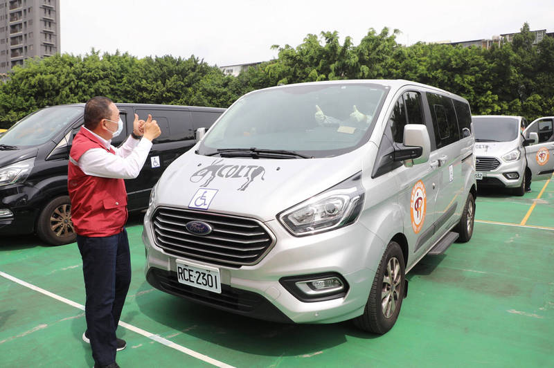 新北市長侯友宜前往視察中繼清消站，感謝司機及車隊辛勞。（新北市政府新聞局提供）