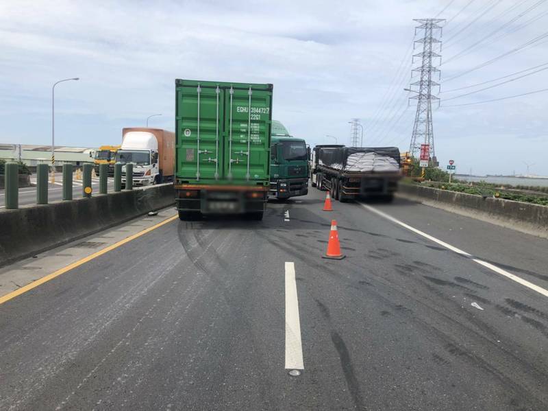 西濱彰化南下路段發生貨櫃車自撞分隔島意外，地面留下明顯的煞車痕。（記者劉曉欣翻攝）