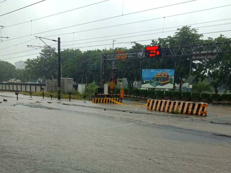 受豪雨影響，台鐵鶯歌－桃園間尖山埔路平交道淹水超過軌面，一度雙線不通。（圖：台鐵局提供）