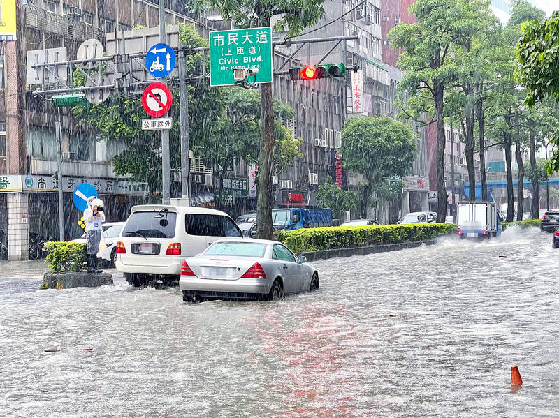 《TAIPEI TIMES》 Heavy Rain Causes Floods In Taipei - 焦點 - 自由時報電子報